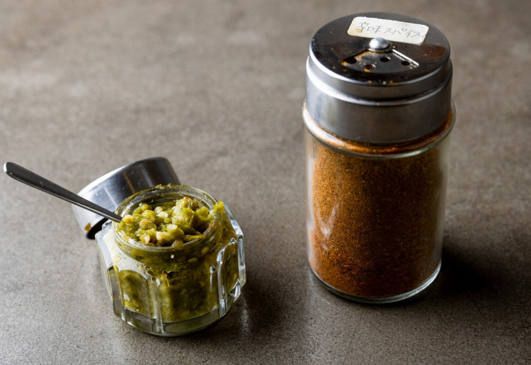 店内でお食事の方にご提供の卓上スパイス