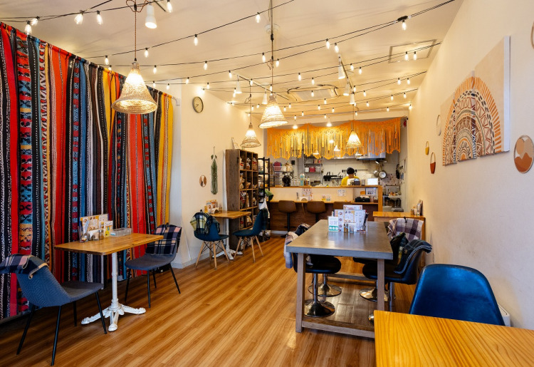 店舗改装を行いまして、ゆっくりと食事を愉しんでいただける空間に